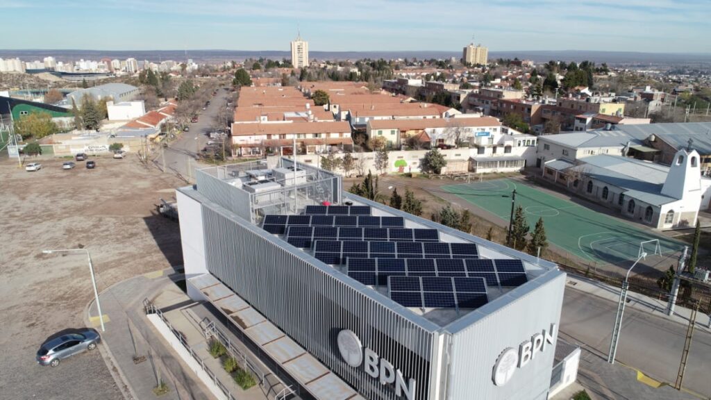 Energía solar en paneles sobre techo en gran sucursal BPN