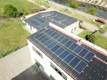Caso de Éxito: Pilgrim’s College educa con energía solar