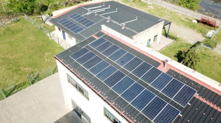Caso de Éxito: Pilgrim’s College educa con energía solar