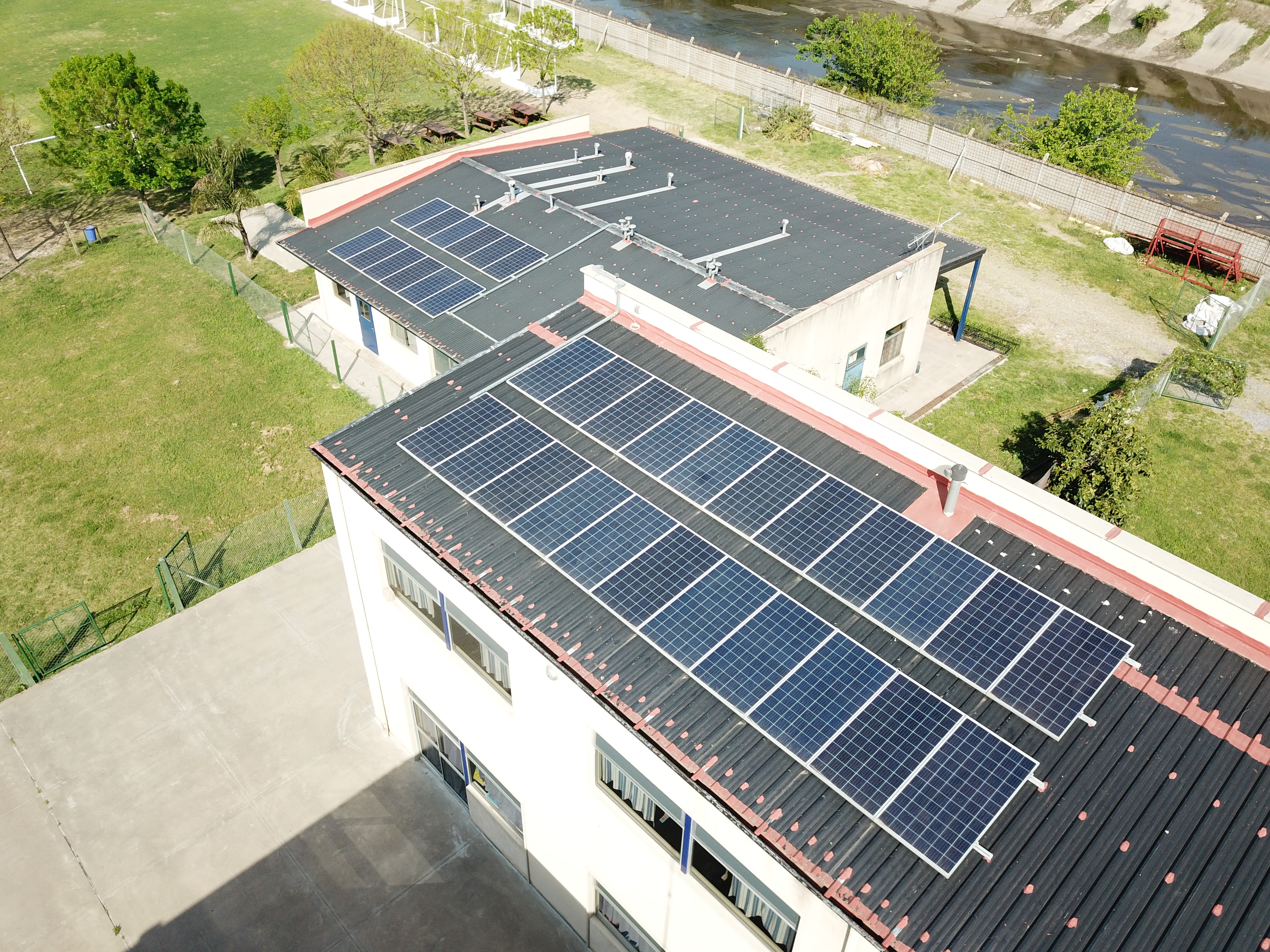 Caso de Éxito: Pilgrim’s College educa con energía solar