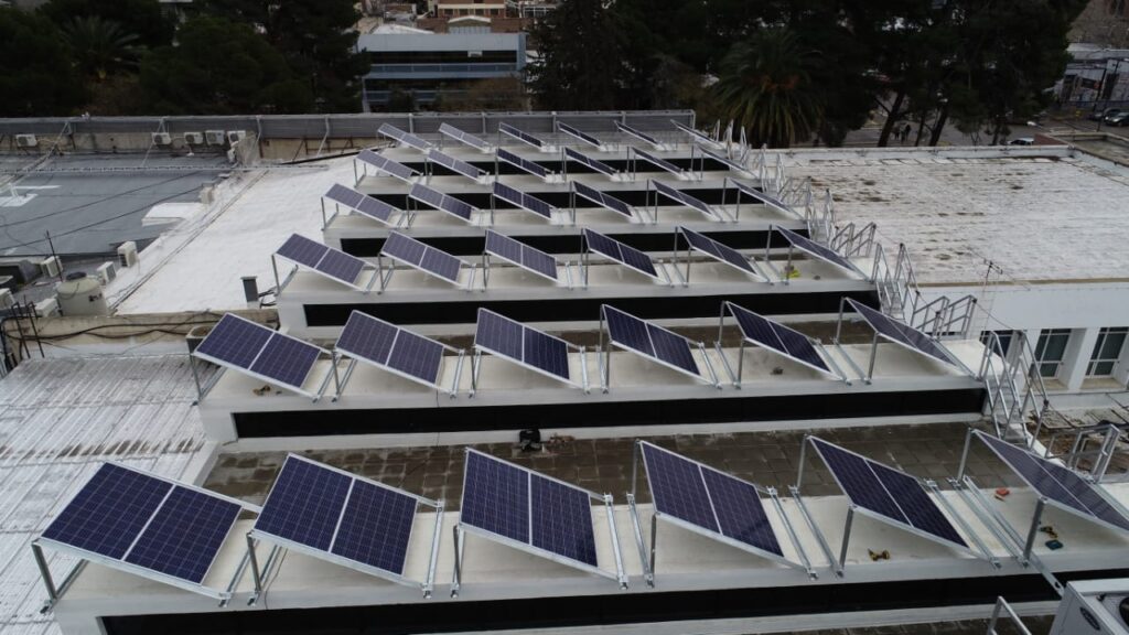 Techo con paneles solares